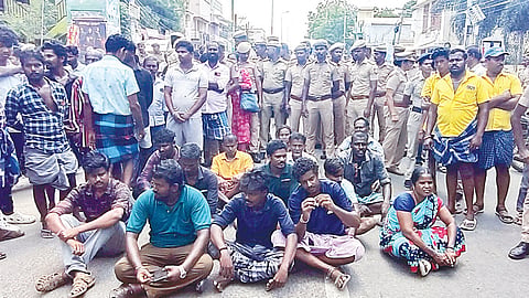 பட்டாசு ஆலை வெடி விபத்தில் உயிரிழந்தவர்களின் உறவினர்கள் விருதுநகர் அரசு மருத்துவமனை முன்பு சாலை மறியலில் ஈடுபட்டனர்.