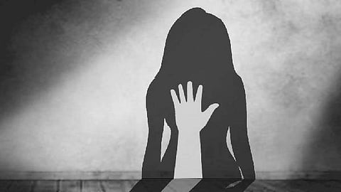 புடவையை இழுத்து பாலியல் தொல்லை: டிசிஎஸ் பெண் ஊழியர் புகார்