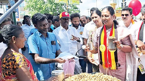 விருத்தாசலத்தில் சாலையோர வியாபாரிகளிடம் தேமுதிக பொதுச் செயலாளர் பிரேமலதா வாக்கு சேகரித்தார்.