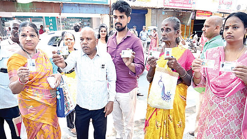 சைதாப்பேட்டை மாந்தோப்பு பகுதியில் உள்ள அரசுப் பள்ளியில் வாக்களிக்க வந்தவர்கள், தங்களின் பெயர் பட்டியலில் இல்லாததால் வாக்களிக்க முடியாமல் ஏமாற்றம் அடைந்தனர். | படம்: எல் .சீனிவாசன் | 