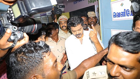 விஜய் வருகையால் வாக்குச்சாவடியில் தள்ளுமுள்ளு: 45 நிமிடம் காத்திருந்த வாக்காளர்கள்