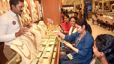 தங்கம் விலை மேலும் குறைவு - பவுன் ரூ.1,12,800-க்கு விற்பனை