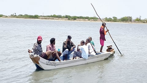 பழவேற்காடு அருகே தாங்கல்பெரும்புலம் வாக்காளர்கள் நேற்று மீன்பிடி படகில் ஆபத்தான பயணம் மேற்கொண்டு பக்கிங்ஹாம் கால்வாயை கடந்து சென்று, கோரைக்குப்பம் வாக்குச் சாவடியில் வாக்களித்தனர்.