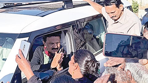 கொடைக்கானலில் முதல்வர் ஸ்டாலினுடன் ‘செல்ஃபி’ எடுத்து கொண்ட பொதுமக்கள்.