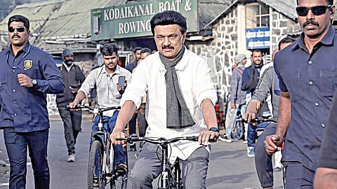 கொடைக்கானல் நட்சத்திர ஏரியைச் சுற்றி உற்சாகமாக சைக்கிள் ஓட்டிச் சென்ற முதல்வர் ஸ்டாலின்.