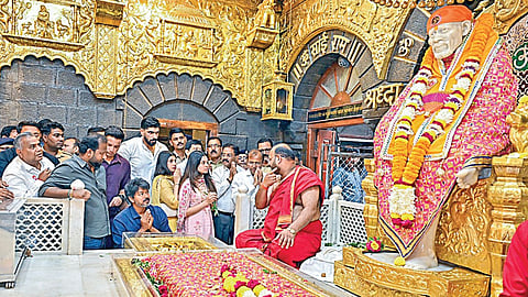 மகாராஷ்டிர மாநிலம் சீரடியில் உள்ள பிரசித்தி பெற்ற சாய்பாபா கோயிலில் நடிகரும், தவெக கட்சித் தலைவருமான விஜய் நேற்று வழிபட்டார்.