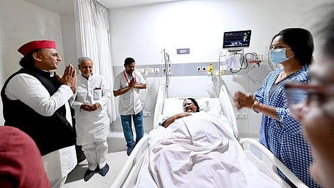மருத்துவமனையில் சிகிச்சை பெற்று வரும் பாஜக எம்எல்ஏ அனுபமாவை சந்தித்த அகிலேஷ் யாதவ்