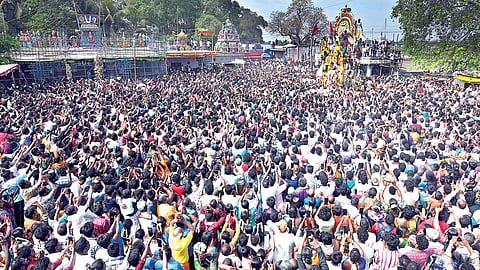 கூவாகம் கூத்தாண்டவர் கோயில் சித்திரை திருவிழா தேரோட்டம் நேற்று நடைபெற்றது. இதில் ஏராளமான திருநங்கைகள் உள்ளிட்ட பக்தர்கள் பங்கேற்றனர். | படம்: எம்.சாம்ராஜ் |