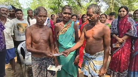 சகோதரியின் எலும்புக் கூடுடன் வந்த பழங்குடியின நபருக்கு பணத்தை வழங்கியது வங்கி நிர்வாகம்