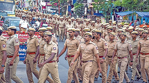 சட்டப்பேரவை தேர்தல் வாக்கு எண்ணிக்கை நாளை நடைபெறுவதையொட்டி, திருச்சி டிவிஎஸ் டோல்கேட் சுப்பிரமணியபுரம் பகுதியில் நேற்று பாதுகாப்பு ஒத்திகையில் ஈடுபட்ட போலீஸார். படம்: ர.செல்வமுத்துகுமார்
