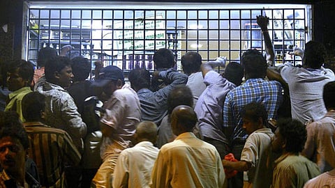 வாக்கு எண்ணிக்கைக்காக இன்று டாஸ்மாக் மூடல்: கடைகளில் அலைமோதிய கூட்டம்