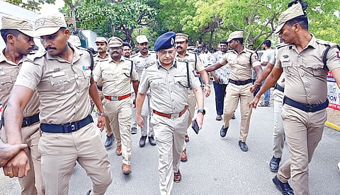 சென்னை பனையூரில் உள்ள தமிழக வெற்றிக் கழக அலுவலகத்தின் பாதுகாப்பு ஏற்பாடுகள் குறித்து ஆய்வு செய்ய வந்த தாம்பரம் காவல் ஆணையர் சஞ்சய் குமார். படம்: எல்.சீனிவாசன்