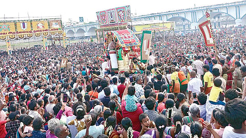 சித்திரைத் திருவிழாவின் ஏழாம் நாளான நேற்று பிற்பகல் ஆழ்வார்புரத்தில் உள்ள அறநிலையத் துறை மண்டகப்படியில் அனந்தராயர் பல்லக்கில் ராஜாங்க திருக்கோலத்தில் எழுந்தருளிய சுந்தரராஜ பெருமாளை ஆயிரக்கணக்கான பக்தர்கள் தரிசனம் செய்தனர். படங்கள்: நா.தங்கரத்தினம்