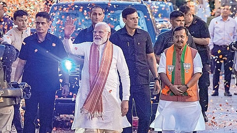 மேற்குவங்கம், அசாம் மற்றும் புதுச்சேரியில் நடைபெற்ற சட்டப்பேரவைத் தேர்தல்களின் வெற்றியைக் கொண்டாடுவதற்காக பிரதமர் நரேந்திர மோடி நேற்று டெல்லி பாஜக தலைமையகத்துக்கு வருகை தந்தார். அப்போது அக்கட்சியின் தேசியத் தலைவர் நிதின் நவீன் உடனிருந்தார். படம்: பிடிஐ