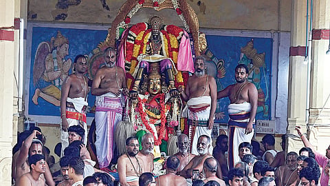 சென்னை திருவல்லிக்கேணி பார்த்தசாரதி கோயில் பிரம்மோற்சவ விழாவின் ஒரு பகுதியாக கருட சேவை நேற்று நடைபெற்றது. படம்: எஸ்.சத்தியசீலன்