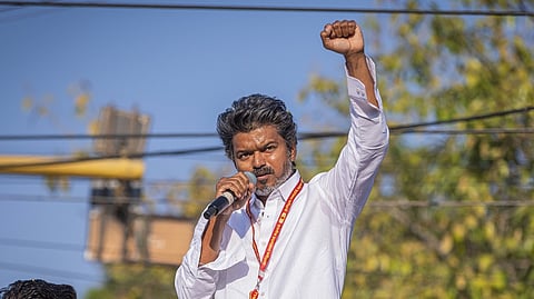 சமூக வலைதளங்களை பயன்படுத்தி வெற்றி வாகை சூடிய விஜய்