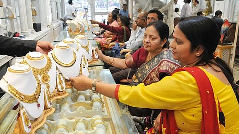 தங்கம் விலை பவுனுக்கு ரூ.1,440 சரிவு: இன்றைய விலை நிலவரம் என்ன?