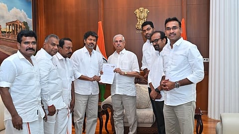 தமிழக ஆளுநரை சந்தித்து ஆட்சி அமைக்க உரிமை கோரினார் தவெக தலைவர் விஜய்