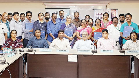 தொழிலாளர் வருங்கால வைப்பு நிதி நிறுவனம் சார்பில், சென்னை ராயப்பேட்டையில் நடைபெற்ற நிகழ்ச்சியில், ஏப்ரலில் ஓய்வு பெற்ற 70 நபர்களுக்கு ஓய்வு ஊதிய வழங்கல் ஆணை நேற்று வழங்கப்பட்டது. ஆணைகளை பெற்றவர்களுடன் வருங்கால வைப்பு நிதி ஆணையர் தேபி பிரசாத் பட்டாச்சார்யா மற்றும் அதிகாரிகள்.