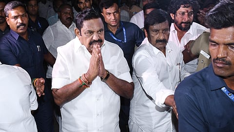 புதுச்சேரி தவளக்குப்பம் தனியார் சொகுசு ரிசார்டில் தங்கவைக்கபட்டுள்ள அதிமுக எம்எல்ஏக்களை சந்திக்க வருகை புரிந்த அதிமுக கட்சியின் பொதுச்செயலாளர் எடப்பாடி பழனிசாமி.