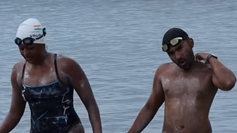 பாக் நீரிணை கடலை நீந்தி கடந்து பெங்களூரு ஐடி தம்பதி சாதனை