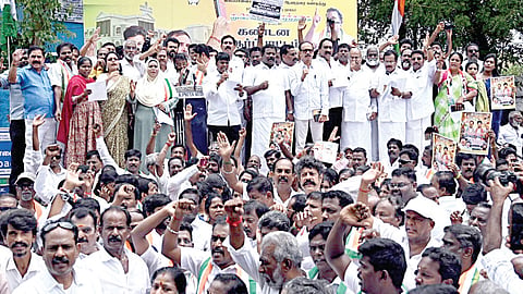 தவெக ஆட்சியமைக்க அழைக்காத ஆளுநரைக் கண்டித்து தமிழக காங்கிரஸ் கட்சி சார்பில் கண்டன ஆர்ப்பாட்டம் செல்வப்பெருந்தகை, தமிழக பொறுப்பாளர் கிரிஷ் சோடங்கர் தலைமையில் சென்னை அண்ணா சாலையில் நேற்று நடைபெற்றது. | படம்: ம.பிரபு |