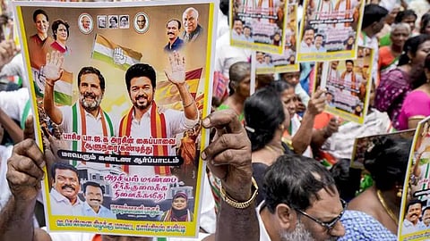 விஜய் முதல்வராவதை தடுக்கக் கூடாது: ஆளுநர் மாளிகை முன்பு தவெகவினர் போராட்டம்