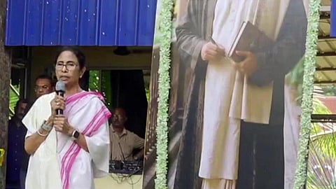 மேற்கு வங்க முன்னாள் முதல்வர் மம்தா பானர்ஜி