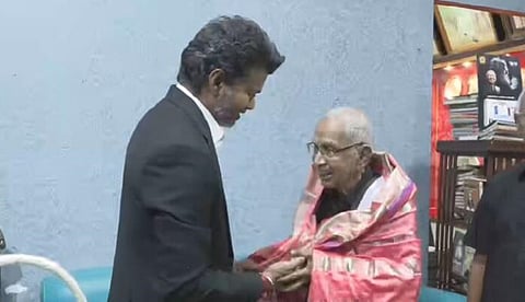 பெரியார் திடலில் கி.வீரமணியை சந்தித்து வாழ்த்து பெற்றார் முதல்வர் விஜய்