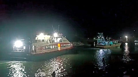 நடுக்கடலில் இன்ஜின் பழுதான நிலையில் படகு மூலம் கரைக்கு கொண்டுவரப்பட்ட கப்பல்.