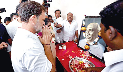 தமிழக காங்கிரஸ் தலைமை அலுவலகமான சத்தியமூர்த்தி பவனில் வைக்கப்பட்டிருந்த காமராஜர் படத்துக்கு மக்களவை எதிர்க்கட்சி தலைவர் ராகுல்காந்தி மலர்தூவி மரியாதை செலுத்தினார்.