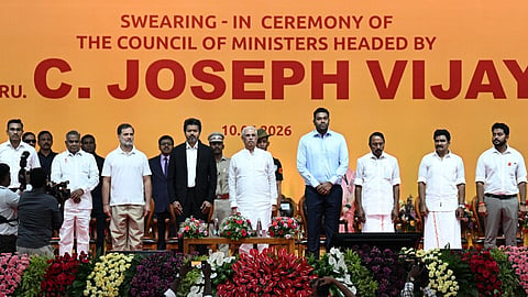 ‘விஜய் பதவியேற்பு விழாவில் தமிழை பின்னுக்கு தள்ளியிருப்பது ஏற்புடையது அல்ல’ - அரசியல் கட்சித் தலைவர்கள் எதிர்ப்பு