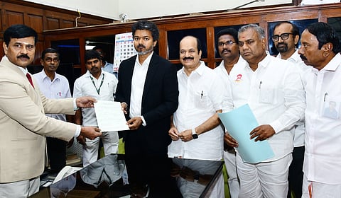 சபாநாயகர் தேர்தல்: தவெக சார்பில் ஜே.சி.டி.பிரபாகர் வேட்புமனு தாக்கல்