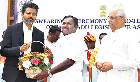 சென்னை, கிண்டியில் உள்ள மக்கள் மாளிகையில் தற்காலிக சட்டப்பேரவைத் தலைவராக பதவியேற்றுக் கொண்ட கருப்பையா, முதல்வர் ஜோசப் விஜய்க்கு மலர்க்கொத்து வழங்கி வாழ்த்து பெற்றார். உடன் ஆளுநர் ராஜேந்திர விஸ்வநாத் அர்லேகர் உள்ளார்.