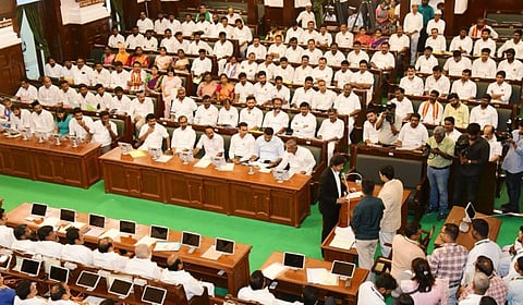 சட்டப்பேரவையில் ஒரே வரிசையில் திமுக மற்றும் அதிமுக
