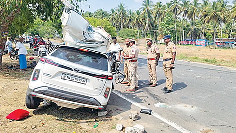 பொள்ளாச்சி அருகே கார் மீது லாரி மோதி தம்பதி உள்பட 4 பேர் உயிரிழப்பு
