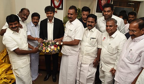சி.வி.சண்முகம் அணியினர் உடன் முதல்வர் விஜய் சந்திப்பு - அதிமுகவில் சலசலப்பு அதிகரிப்பு