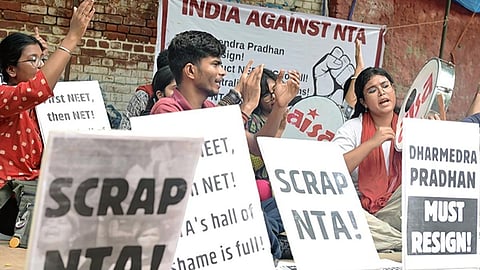 நீட் தேர்வு ரத்தும் தாக்கமும்: பரிதவிக்கும் மாணவர்களுக்கு தீர்வுதான் என்ன?