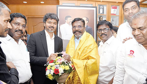 சத்தியமூர்த்தி பவனில் தமிழக காங்கிரஸ் கட்சி தலைவர் செல்வப்பெருந்தகையிடம் வாழ்த்துப் பெற்றார்.