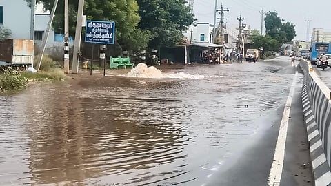 கரூர் அருகே ராட்சத குழாய் உடைந்து வீணாக வெளியேறிய குடிநீர்