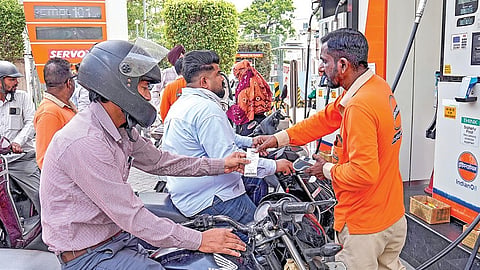 பஞ்சாப் மாநிலம் அமிர்தசரஸில் உள்ள ஒரு பெட்ரோல் நிலையத்தில் நேற்று எரிபொருள் நிரப்ப காத்திருந்த வாகன ஓட்டிகள். படம்: பிடிஐ