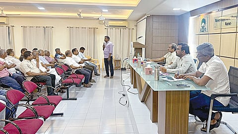 மூலப்பொருட்கள் விலையேற்றம், தொழிலாளர் பற்றாக்குறையால் கரூரில் கடும் நெருக்கடியை சந்திக்கும் ஜவுளித் தொழில்