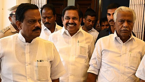 அதிமுகவில் சிறப்பு பொதுக்குழு நடத்த கையெழுத்து வேட்டை: நீதிமன்றத்தை நாட பழனிசாமி தரப்பு முடிவு