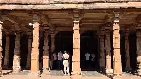 போஜ்சாலாவில் வளாகம்
