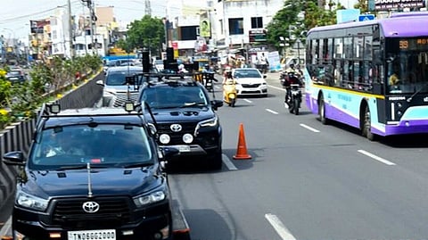 வாகன ஓட்டிகளுக்கு இடையூறின்றி செல்லும் முதல்வரின் கான்வாய்