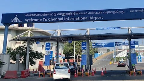 சட்டவிரோதமாக வாக்களித்தவர் விமான நிலையத்தில் கைது