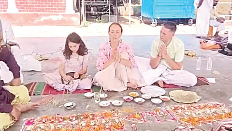 சகோதரன் ஆன்மா அமைதி பெற கயாவில் திதி கொடுத்த ரஷ்ய குடும்பத்தினர்.