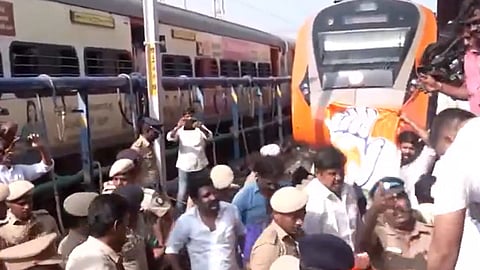 நீட் தேர்வை ரத்து செய்ய வலியுறுத்தி இளைஞர் காங்கிரஸ் சார்பில் ரயில் மறியல்