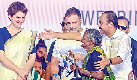 கேரள முதல்வராக வி.டி.சதீஷன் நேற்று பதவியேற்றுக் கொண்டார். பதவியேற்பு விழாவுக்கு வந்த மூதாட்டி ஒருவர் தனது மகிழ்ச்சியை மக்களவை எதிர்க்கட்சி தலைவர் ராகுல் காந்தி மற்றும் காங்கிரஸ் எம்.பி. பிரியங்கா காந்தியுடன் பகிர்ந்து கொண்டார். படம்: பிடிஐ