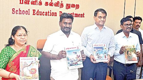 புதிய பாடத் திட்டத்தில் தயாரிக்கப்பட்டுள்ள நூல்களை பள்ளிக்கல்வித் துறை அமைச்சர் ராஜ்மோகன் நேற்று வெளியிட, துறைச் செயலர் சந்திரமோகன் பெற்றுக் கொண்டார். உடன் அதிகாரிகள்.